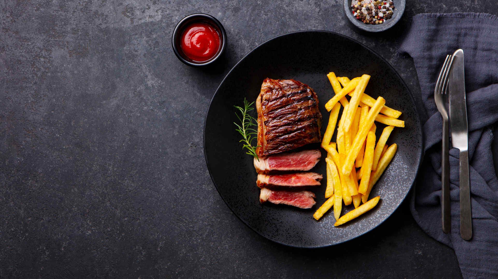 Steak & chips on a plate